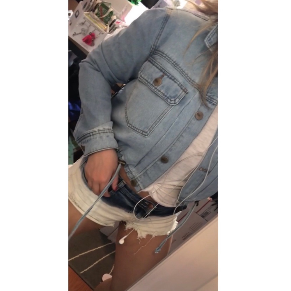 ⚫️SOLD OUT⚫️ Crop Denim Jacket - Picture 6 of 8